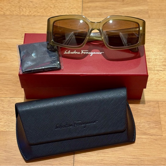 Salvatore Ferragamo Sunglasses Opaline Olive Green SF 1101S 330 - Picture 1 of 11